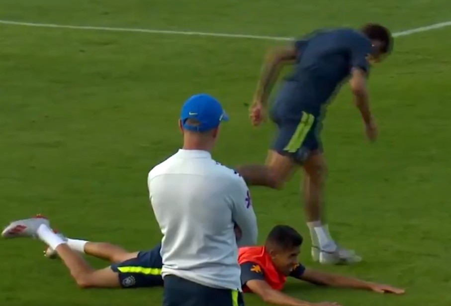 Bị xâu kim, Neymar kéo ngã Weverton trong buổi tập Brazil - Bóng Đá