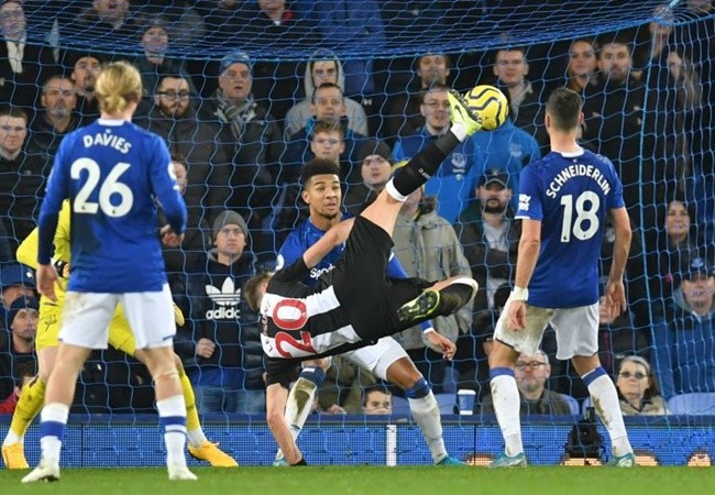 Đêm điên rồ của Premier League: '1 phút 2 bàn', trượt chân và thẻ đỏ - Bóng Đá