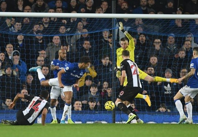 Đêm điên rồ của Premier League: '1 phút 2 bàn', trượt chân và thẻ đỏ - Bóng Đá