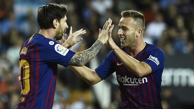 Arthur ca ngợi Messi - Bóng Đá