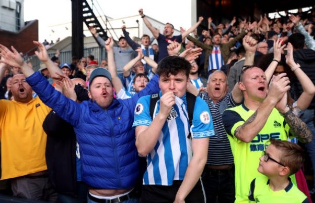 CĐV Huddersfield vỗ tay động viên khi đội nhà xuống hạng - Bóng Đá