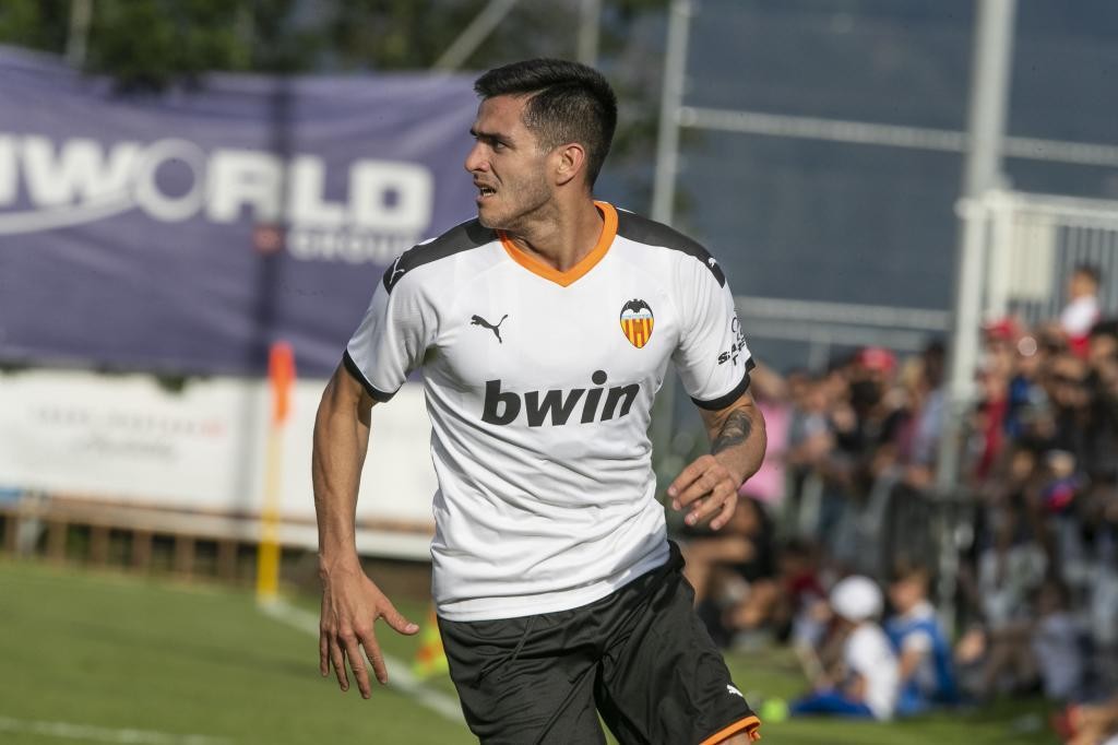 Man Utd sent scouts to watch Valencia striker Maxi Gomez score twice vs Barcelona ahead of potential summer transfer - Bóng Đá