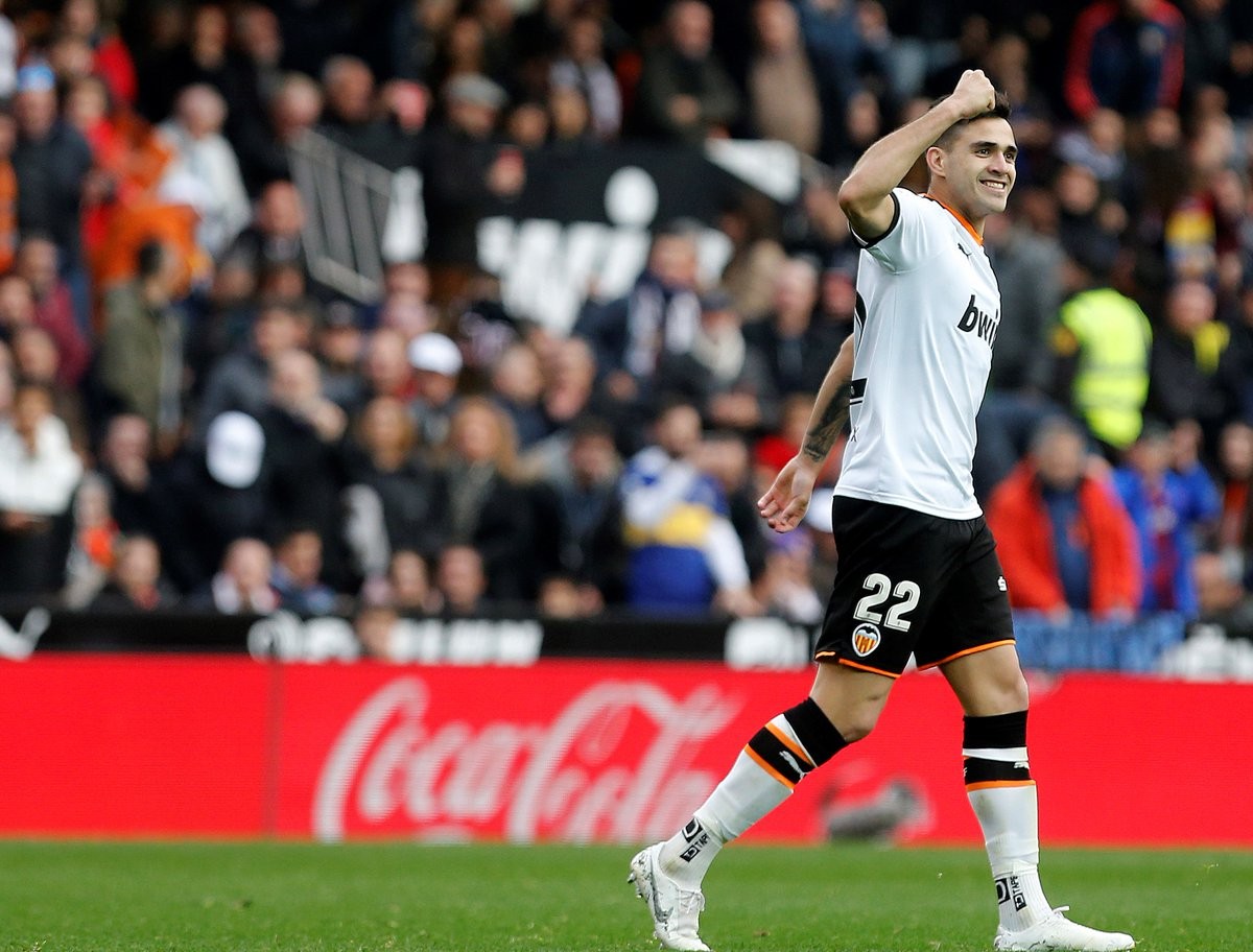 Man Utd sent scouts to watch Valencia striker Maxi Gomez score twice vs Barcelona ahead of potential summer transfer - Bóng Đá