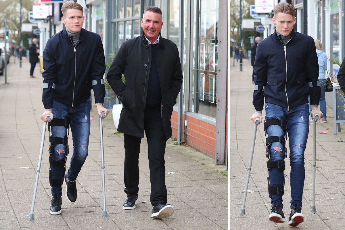 Manchester United midfielder Scott McTominay pictured on crutches after injury - Bóng Đá