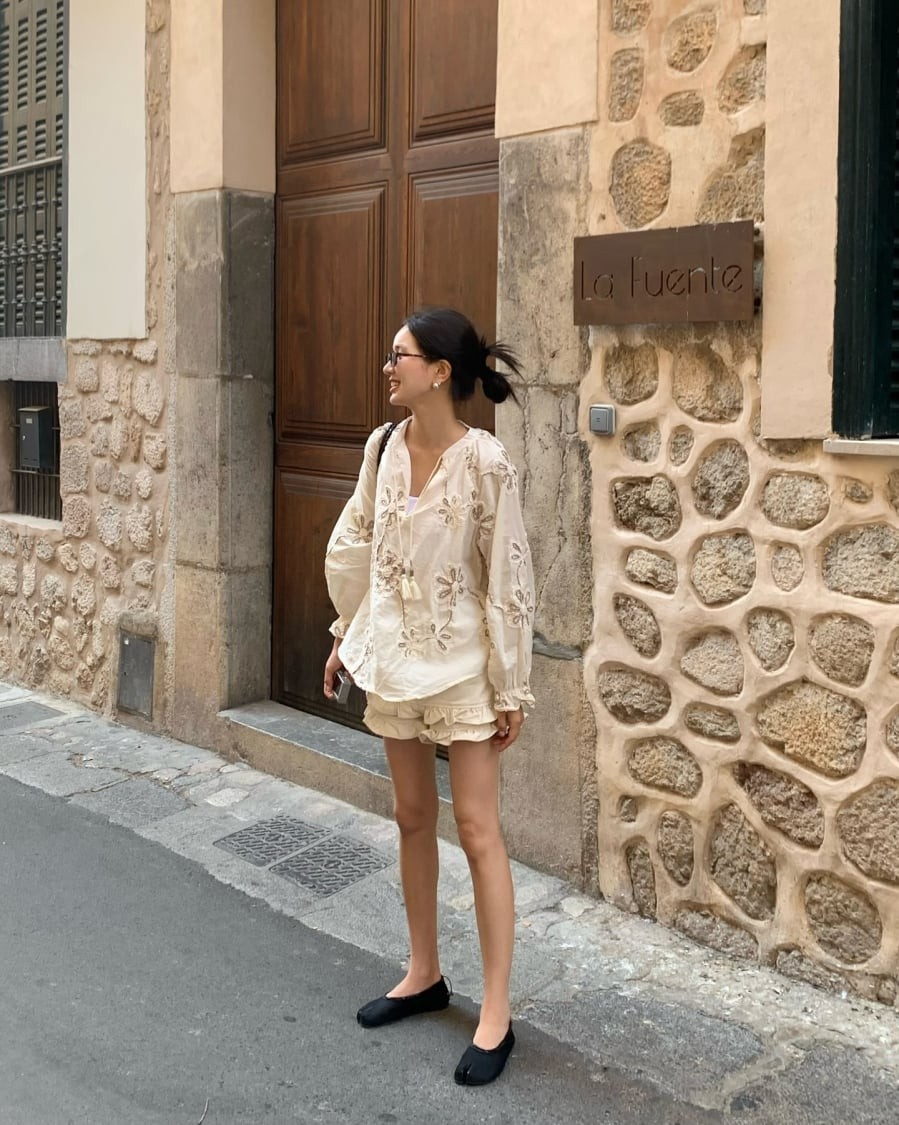 Những sắc độ như trắng ngà, kem hoặc xanh nhạt giúp tổng thể trang phục trở nên “dễ thở” hơn trong mùa nóng, đồng thời tạo cảm giác gọn gàng và sáng sủa.