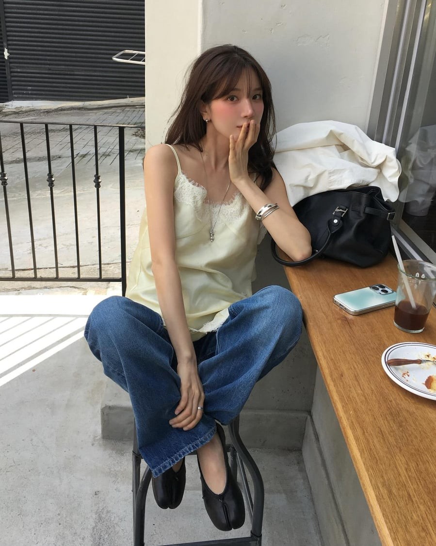 Những sắc độ như trắng ngà, kem hoặc xanh nhạt giúp tổng thể trang phục trở nên “dễ thở” hơn trong mùa nóng, đồng thời tạo cảm giác gọn gàng và sáng sủa.