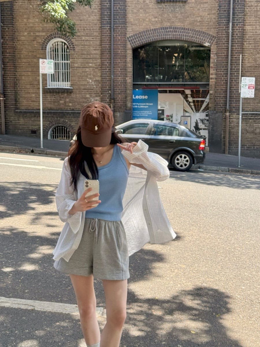 Có thể mặc cùng quần short để tạo phong cách năng động, hoặc kết hợp với blazer mỏng khi cần vẻ ngoài gọn gàng hơn.