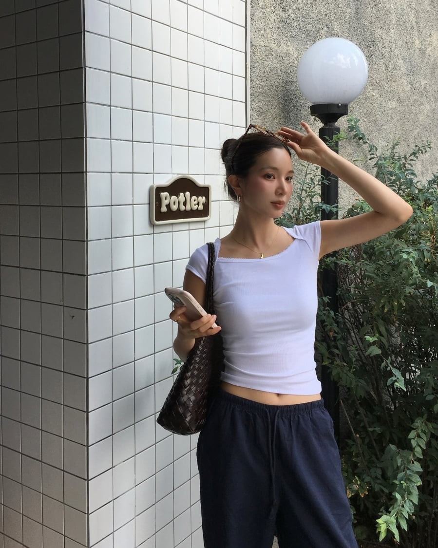 Một chiếc áo thun trắng hoặc pastel mang lại cảm giác sạch sẽ, trẻ trung và dễ phối hơn so với các gam màu tối.