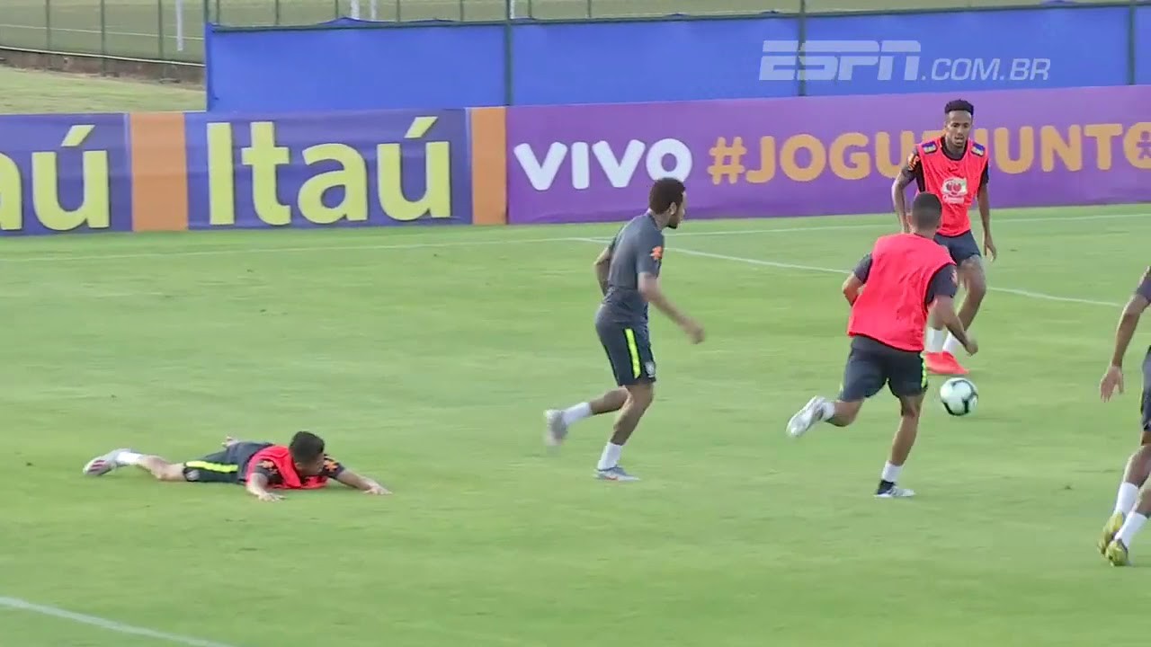 Bị xâu kim, Neymar kéo ngã Weverton trong buổi tập Brazil - Bóng Đá