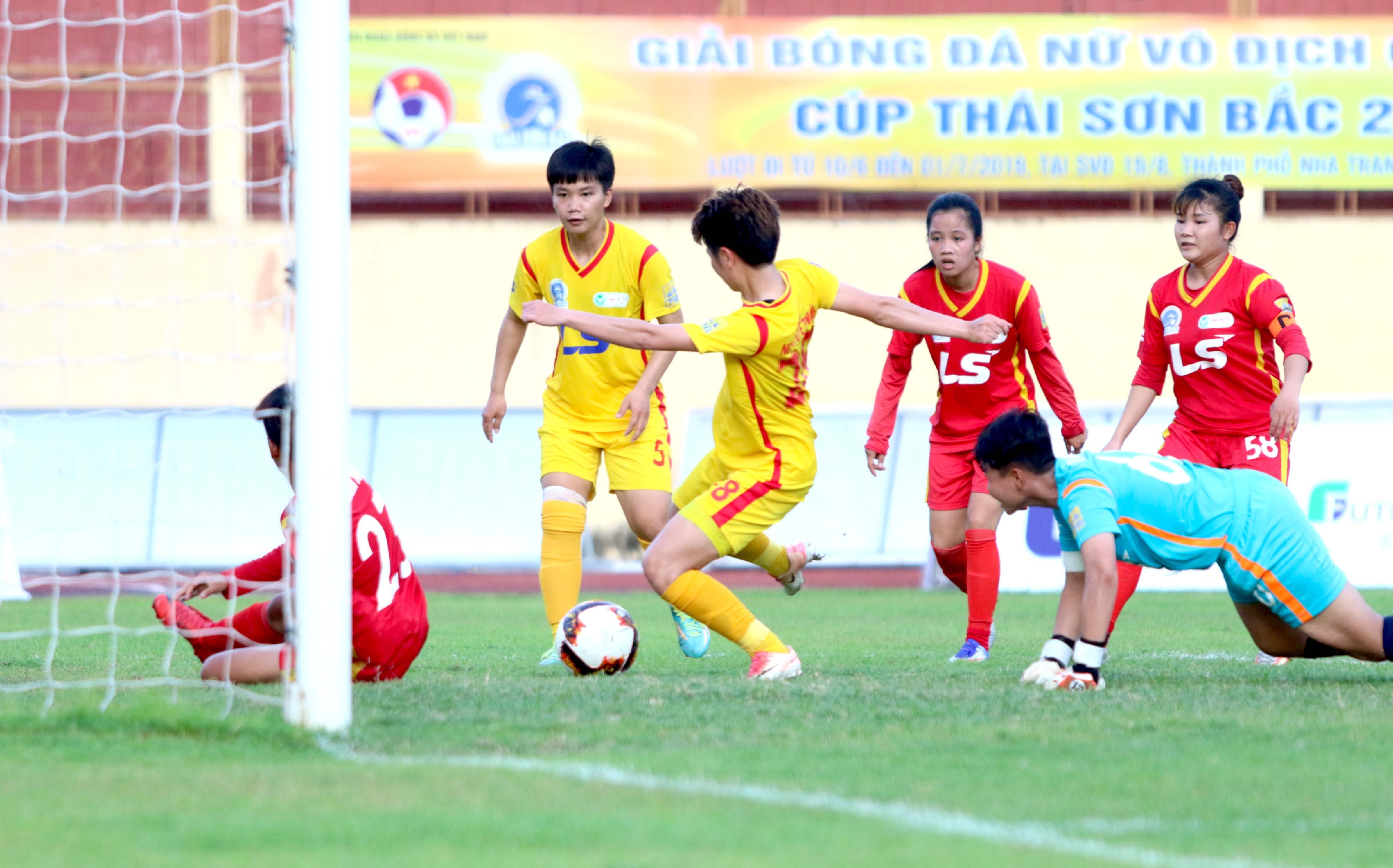 Khởi tranh giải VĐQG nữa 2019: TP.HCM phô diễn sức mạnh - Bóng Đá