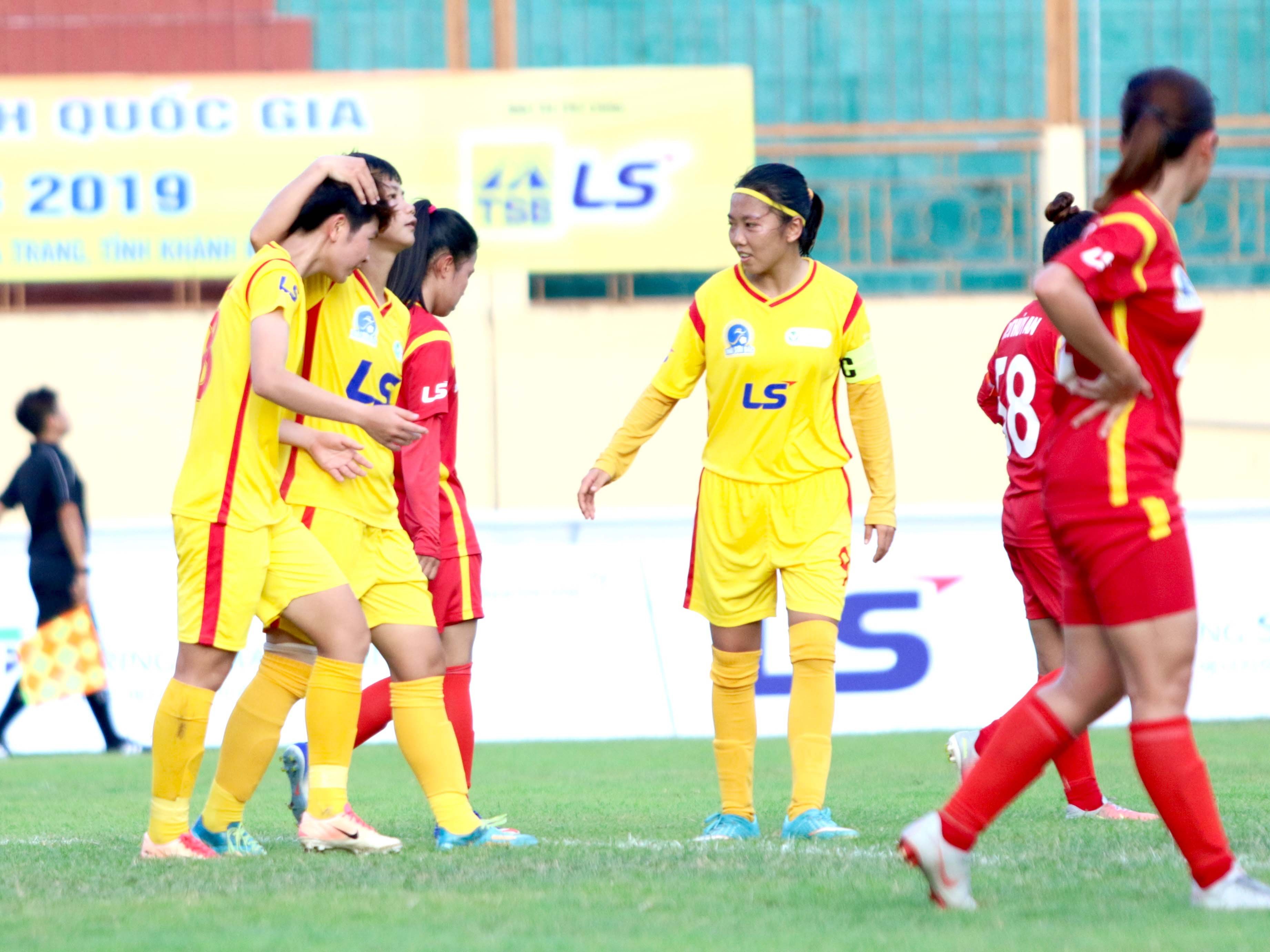 Khởi tranh giải VĐQG nữa 2019: TP.HCM phô diễn sức mạnh - Bóng Đá