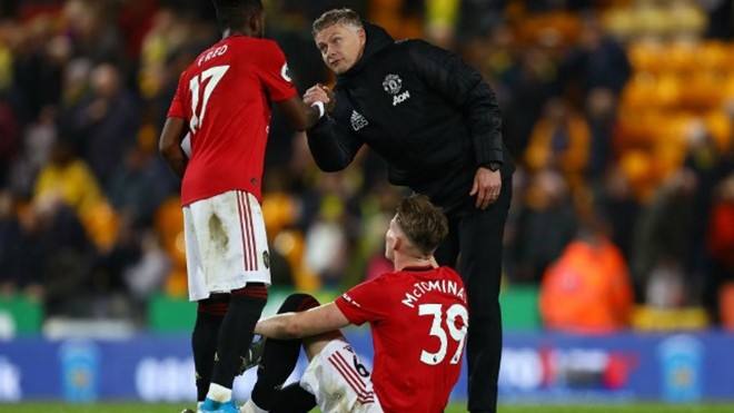 Manchester United midfielder Scott McTominay pictured on crutches after injury - Bóng Đá