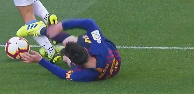 Tiết lộ: Messi đáng ra phải bị thẻ đỏ trong trận đấu với Espanyol - Bóng Đá