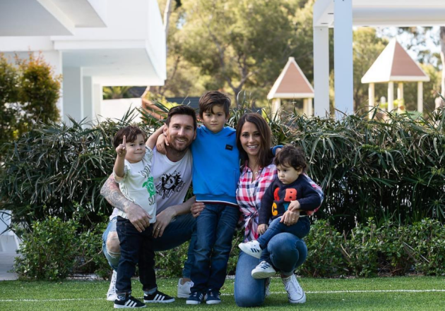 Tấm ảnh Messi chụp cùng vợ hơn 20 năm trước - Bóng Đá