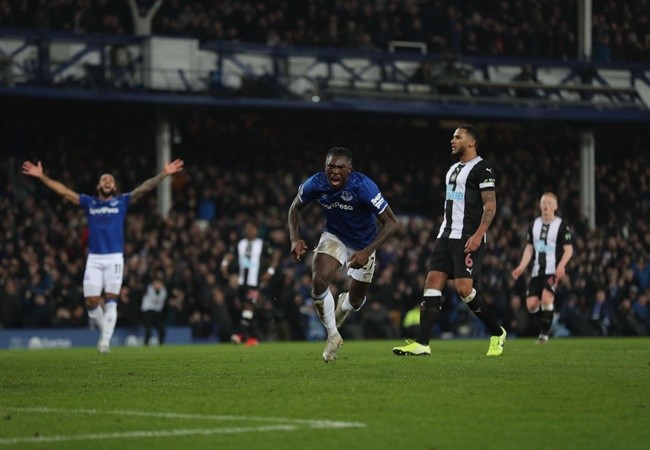 Đêm điên rồ của Premier League: '1 phút 2 bàn', trượt chân và thẻ đỏ - Bóng Đá