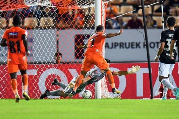 Đặng Văn Lâm nhận số điểm bất ngờ trong ngày Muangthong thua trận thứ 3 liên tiếp (mai lên) - Bóng Đá