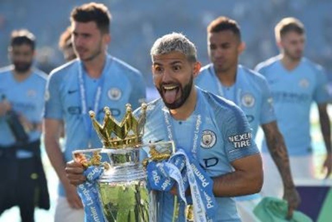 ảnh nâng cúp của Man City - Bóng Đá