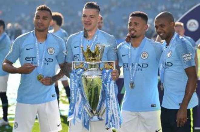 ảnh nâng cúp của Man City - Bóng Đá