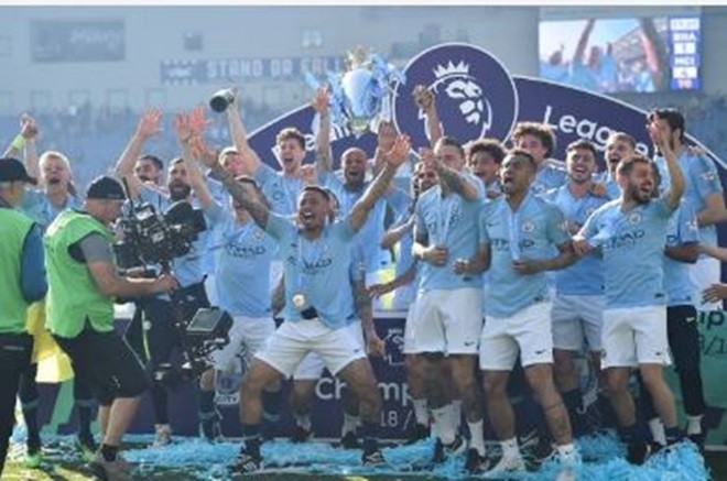 ảnh nâng cúp của Man City - Bóng Đá