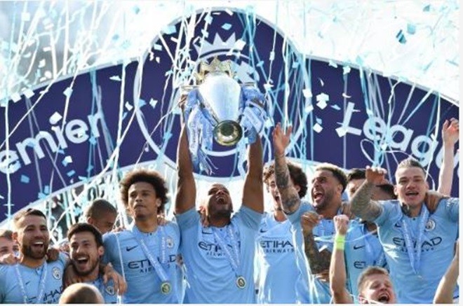 ảnh nâng cúp của Man City - Bóng Đá