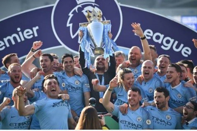 ảnh nâng cúp của Man City - Bóng Đá