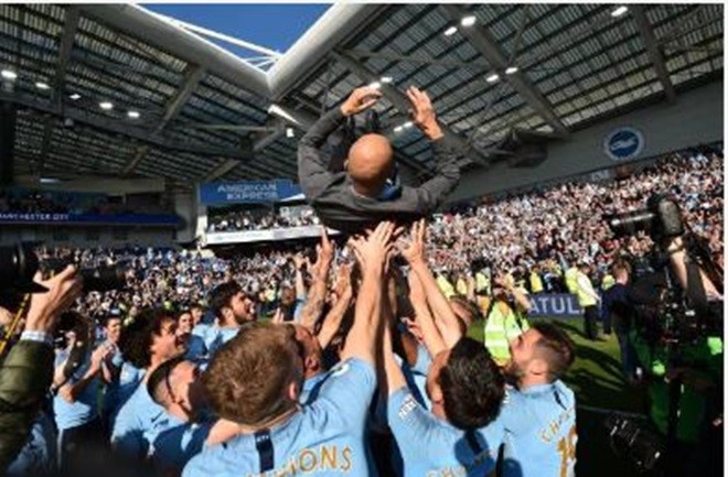 ảnh nâng cúp của Man City - Bóng Đá