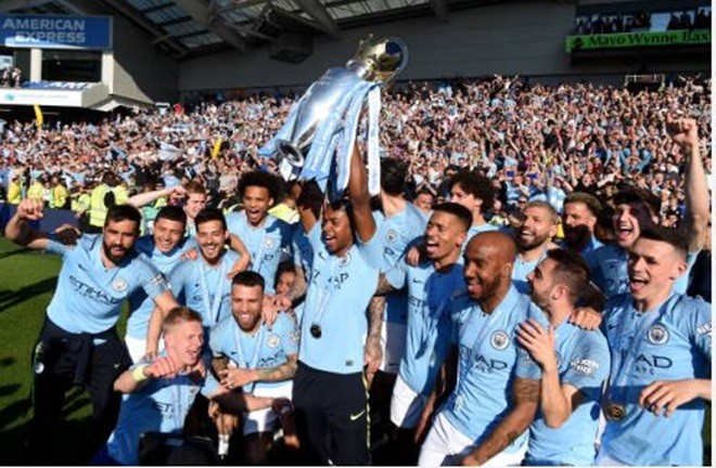 ảnh nâng cúp của Man City - Bóng Đá