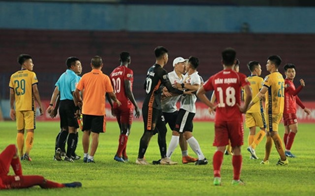 SỐC: Trợ lý CLB Hải Phòng lao vào sân định 