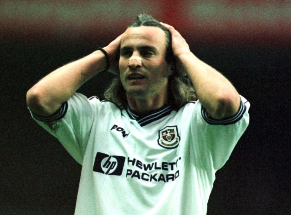 Từng chết lâm sàng 8 phút, huyền thoại Tottenham vẫn trở lại sân cỏ thần kỳ - Bóng Đá