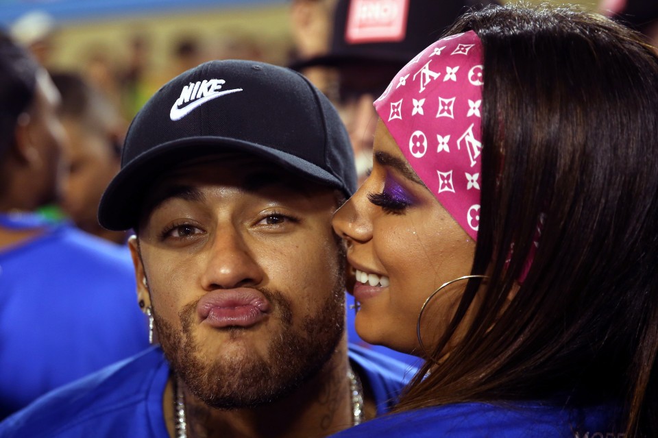 Kệ M.U, Neymar quẩy tưng bừng - Bóng Đá