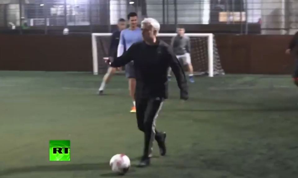 Ảnh Mourinho đá bóng cùng con trai - Bóng Đá
