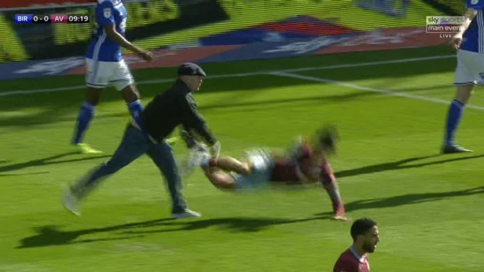 Grealish bị fan xông vào sân đấm vào mặt - Bóng Đá