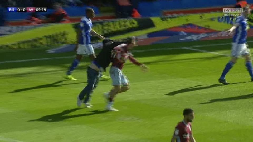 Grealish bị fan xông vào sân đấm vào mặt - Bóng Đá