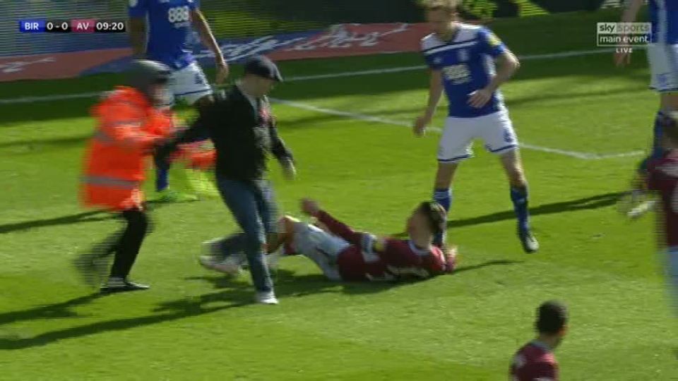 Grealish bị fan xông vào sân đấm vào mặt - Bóng Đá