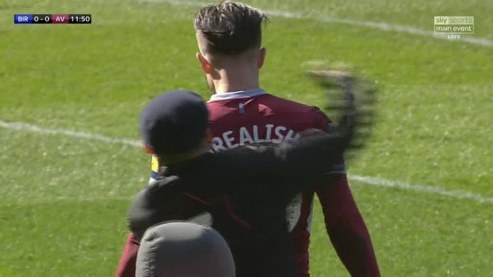 Grealish bị fan xông vào sân đấm vào mặt - Bóng Đá