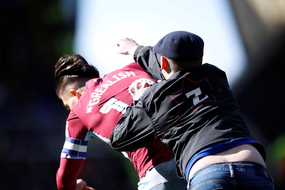 Grealish bị fan xông vào sân đấm vào mặt - Bóng Đá