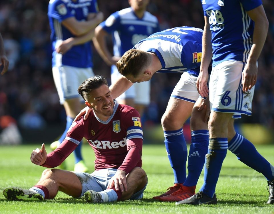 Grealish bị fan xông vào sân đấm vào mặt - Bóng Đá