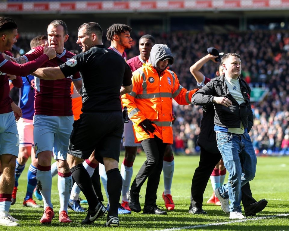 Grealish bị fan xông vào sân đấm vào mặt - Bóng Đá