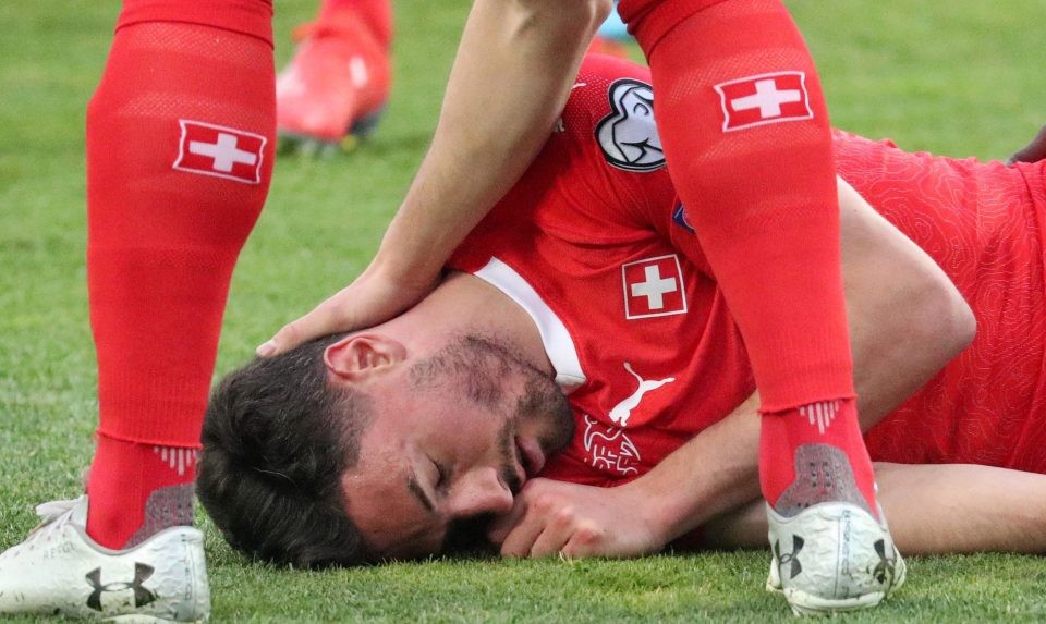 SỐC! Bất tỉnh suýt cắn lưỡi, ngôi sao Premier League vẫn được cho đá tiếp (Fabian Schar) - Bóng Đá