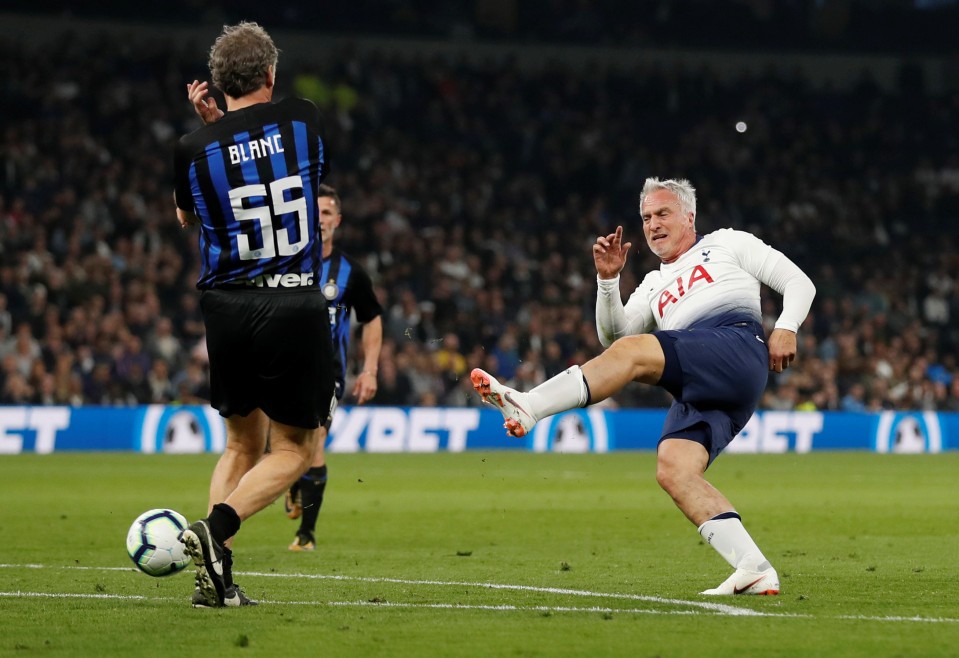 Từng chết lâm sàng 8 phút, huyền thoại Tottenham vẫn trở lại sân cỏ thần kỳ - Bóng Đá