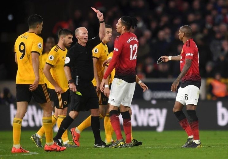 Dalot và Martial bị công nông chắn lối sân tập - Bóng Đá
