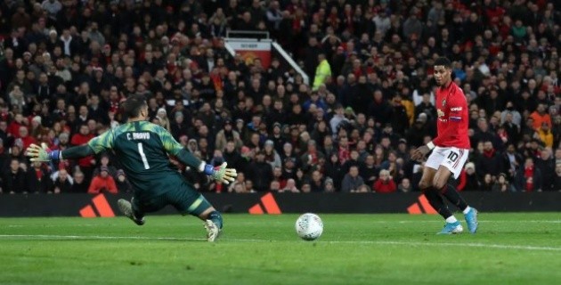 Ảnh Pep Guardiola gác chân lên ghế ở OTF - Bóng Đá