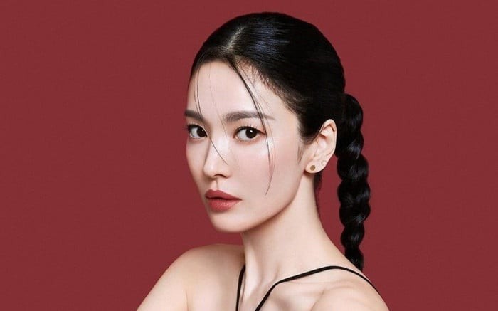 Nước ấm giúp làm mềm lớp dầu thừa và bụi bẩn, hỗ trợ quá trình làm sạch diễn ra hiệu quả hơn.