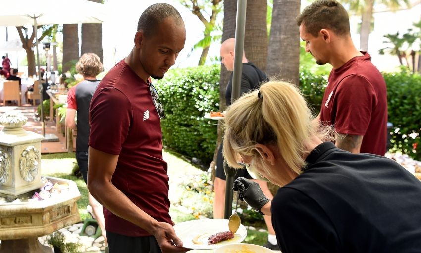 Liverpool ăn  - Bóng Đá