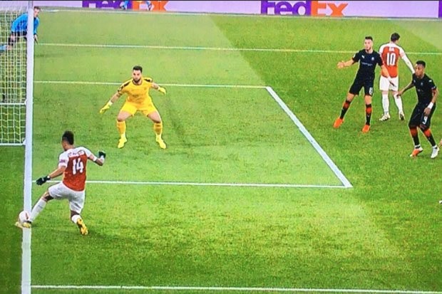 Ozil không thèm nhìn Aubameyang kiến tạo - Bóng Đá