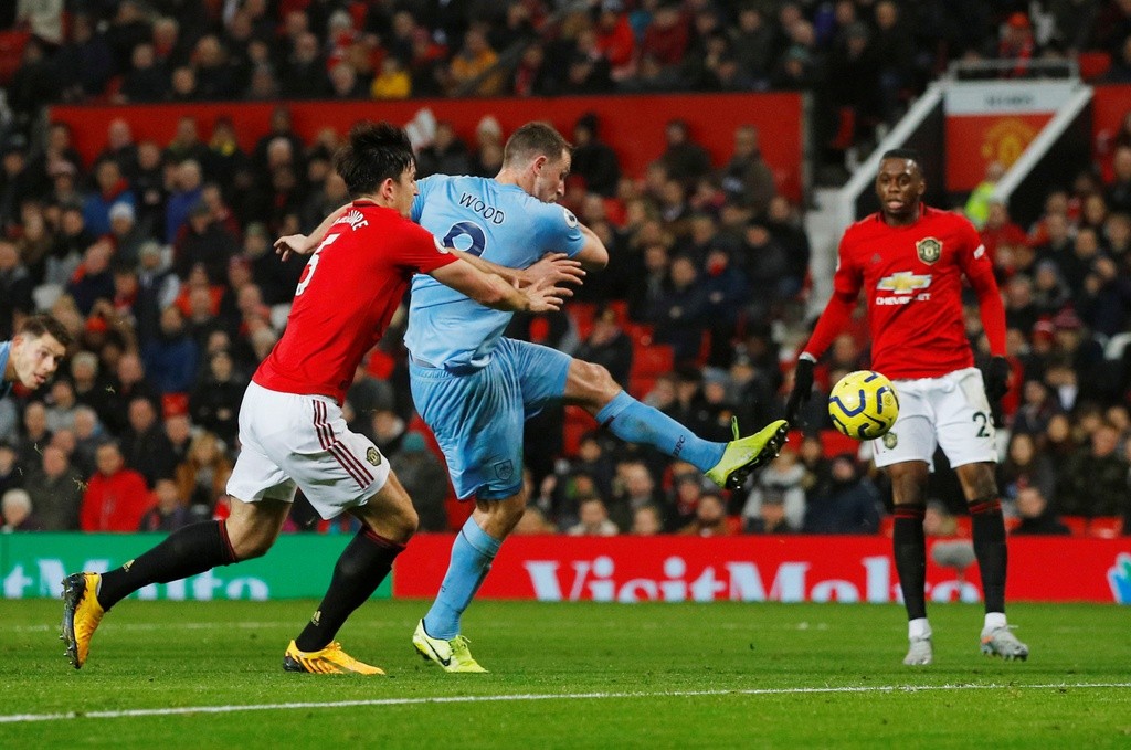 United fans pick out Aaron Wan-Bissaka as small positive in defeat - Bóng Đá