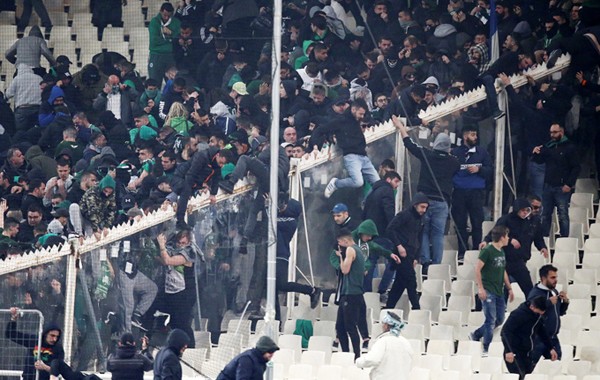 Pháo sáng, hơi cay, derby Hy Lạp phải kết thúc sớm ở phút 70 - Bóng Đá