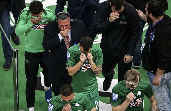 Pháo sáng, hơi cay, derby Hy Lạp phải kết thúc sớm ở phút 70 - Bóng Đá