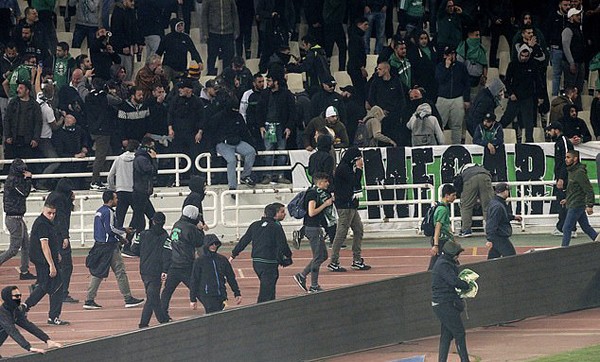 Pháo sáng, hơi cay, derby Hy Lạp phải kết thúc sớm ở phút 70 - Bóng Đá