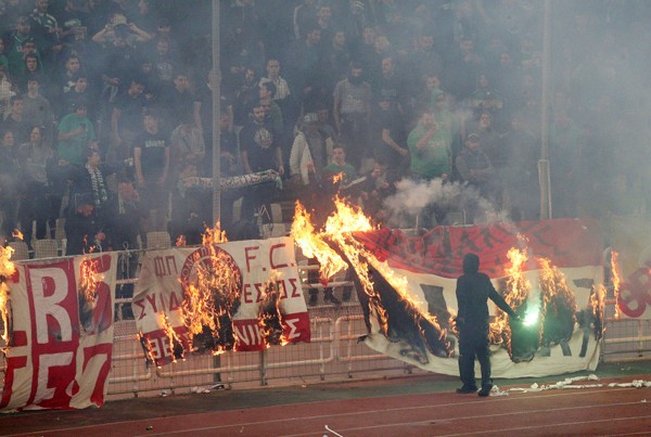 Pháo sáng, hơi cay, derby Hy Lạp phải kết thúc sớm ở phút 70 - Bóng Đá